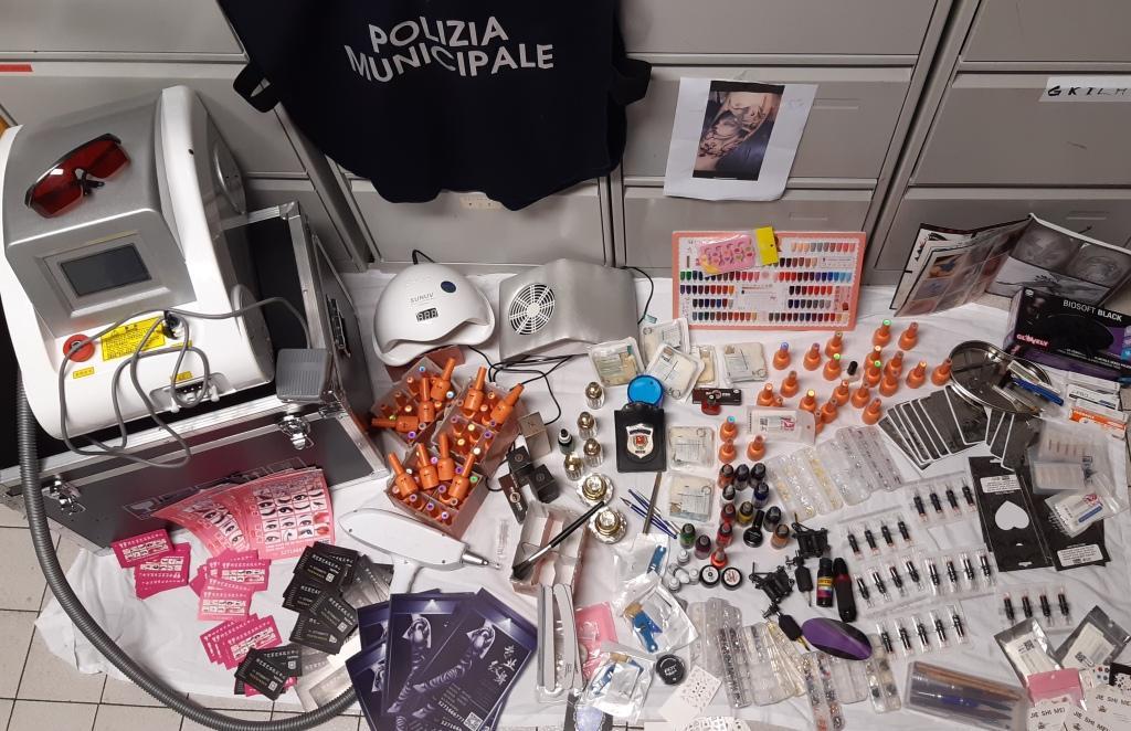Gli oggetti e gli apparecchi sequestrati alla cinese dalla Municipale