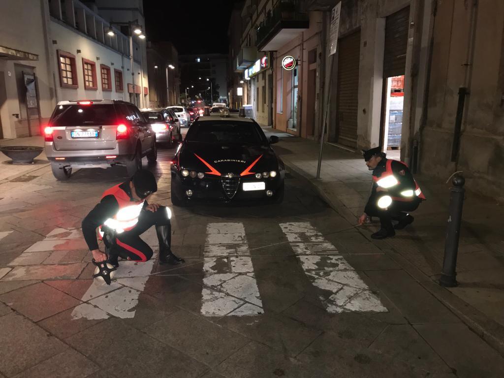 I carabinieri effettuano i rilievi sul luogo dell'incidente