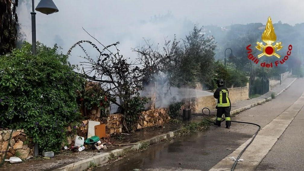 Villetta in fiamme a Chia: i pompieri evitano lo scoppio delle bombole 