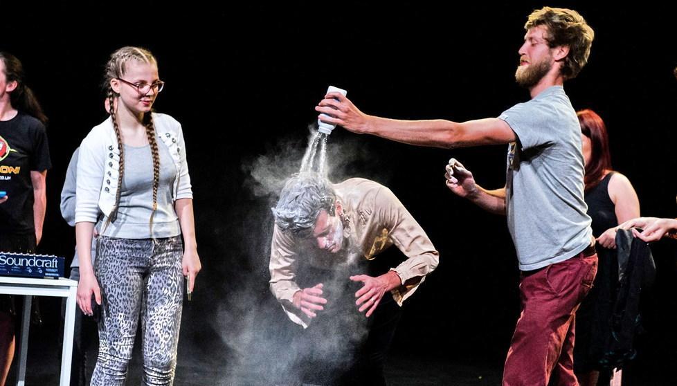 Modena. Marco Chenevier danza “Quintetto” Una performance sul magico cinque 