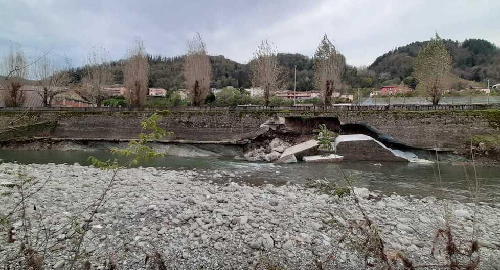 A Castelnuovo una frana sull’argine del Serchio