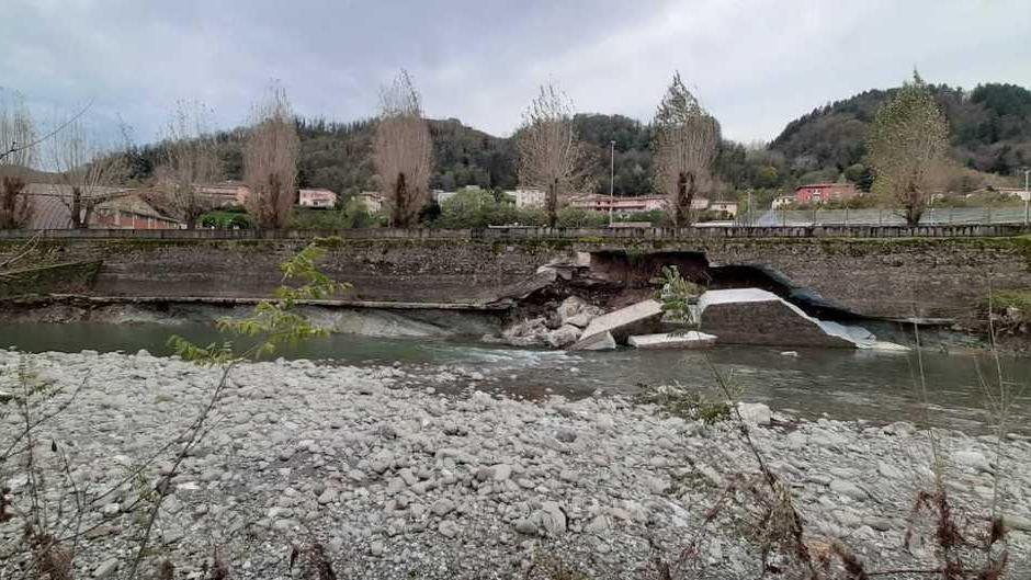 A Castelnuovo una frana sull’argine del Serchio
