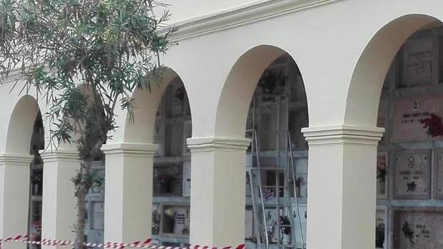 Cade la copertura dei loculi, chiusa l’ala del cimitero