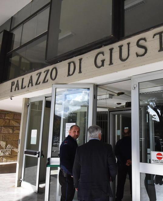 Entra in cancelleria e fruga in una borsa 