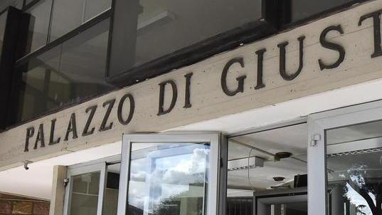 Entra in cancelleria e fruga in una borsa