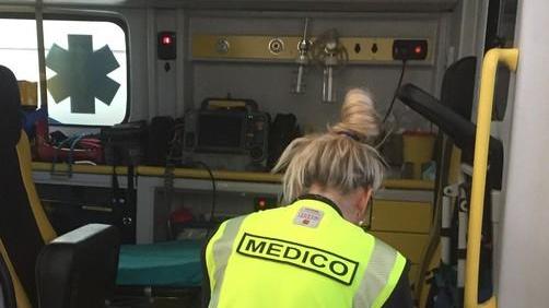 Cade dallo scooter davanti al Cisternino: grave donna di 50 anni