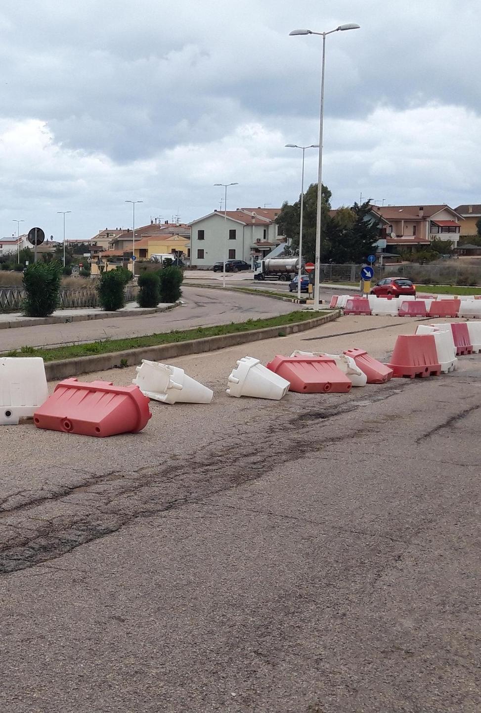 Il vento fa volare i jersey in plastica: rotatoria pericolosa