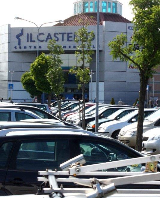 Si denuda davanti ai bimbi Denunciato per atti osceni 