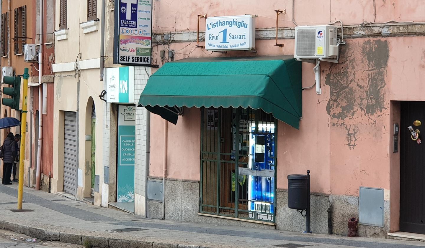 Sassari, tabaccaia mette in fuga il rapinatore armato 