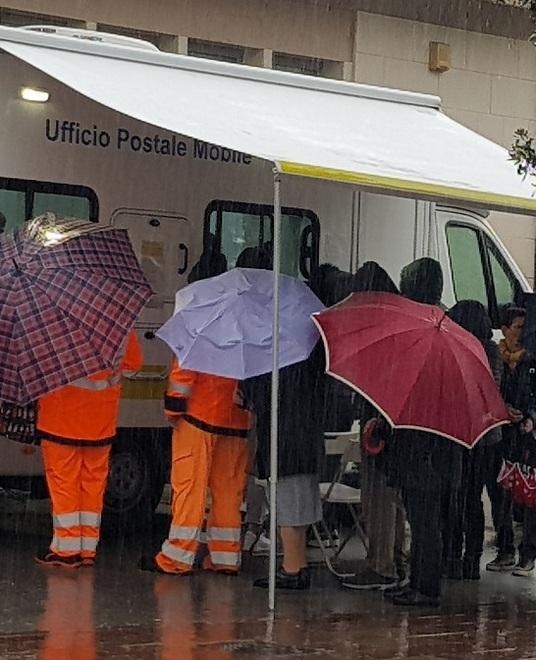 Ufficio chiuso, utenti al freddo In fila sotto pioggia e vento 