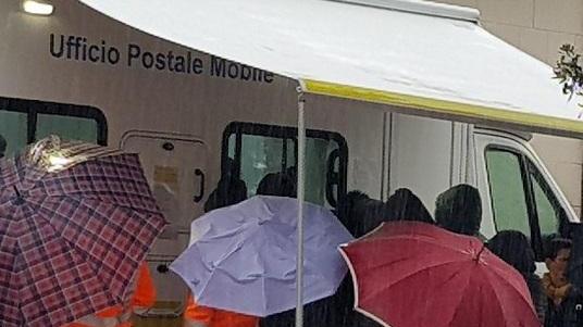 Ufficio chiuso, utenti al freddo In fila sotto pioggia e vento