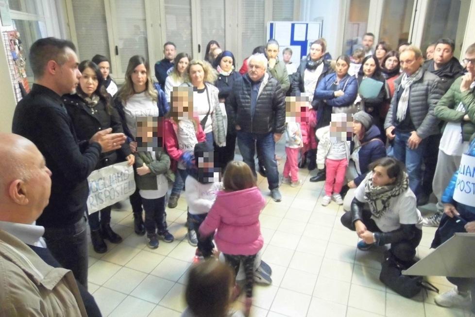 Genitori e bambini dell’asilo “occupano” il consiglio 