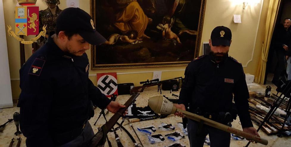 L'arsenale sequestrato nella casa di un bancario di Mps, accusato di terrorismo