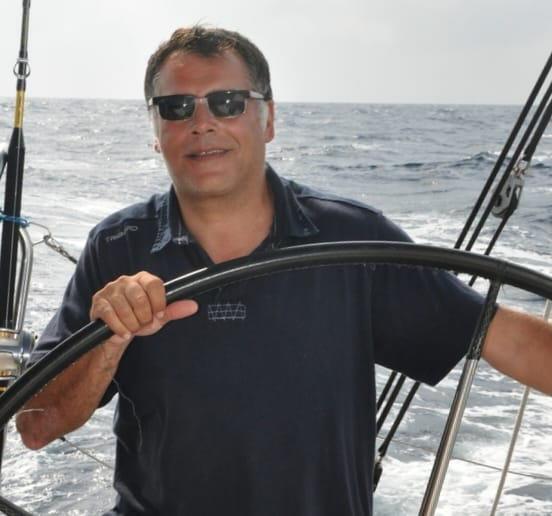 Gianluca Capecchi al timone di una barca a vela, sua grande passione assieme alla moto