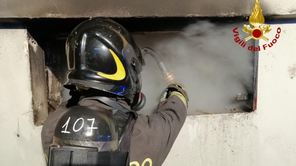 L'intervento di un vigile del fuoco nella cantina incendiata (foto Mario Rosas)