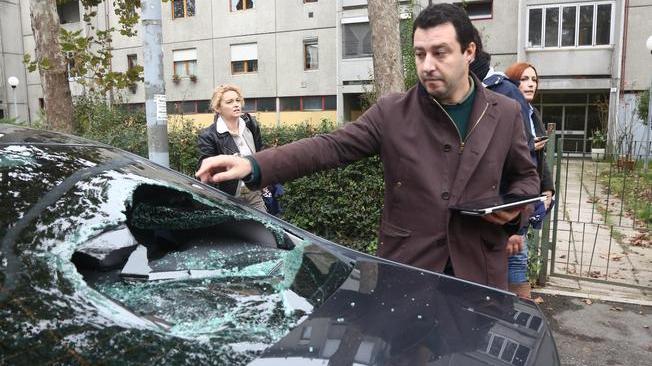 Assalto all'auto di Salvini, 20 a processo 