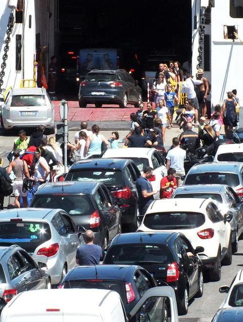 Nove anni di turismo In calo hotel a 3 stelle e campeggi, boom delle locazioni 