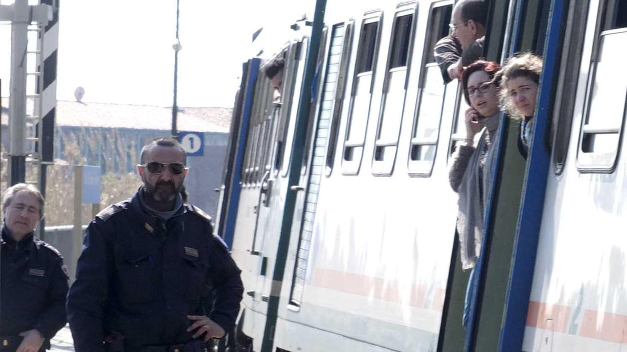 Controlli su un treno della Polfer (foto d'archivio)