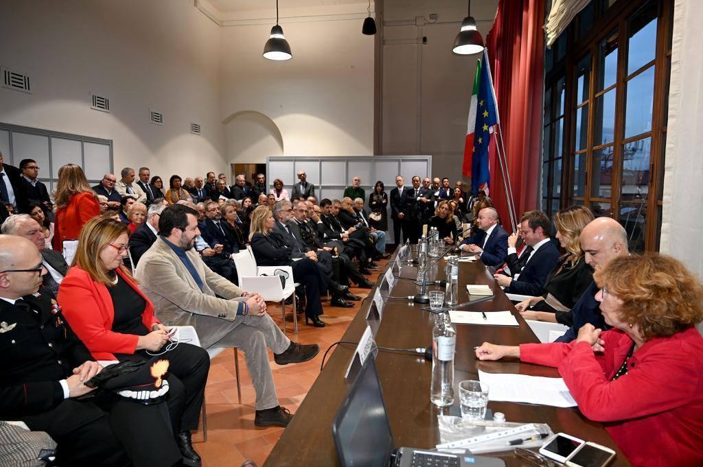 Matteo Salvini in prima fila ascolta il neo-console Marco Carrai