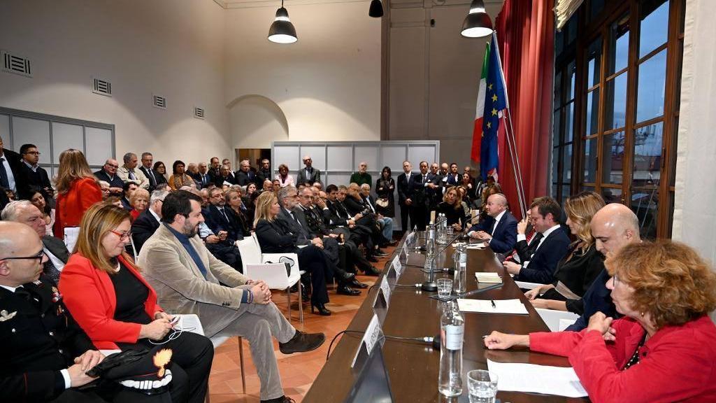 Matteo Salvini in prima fila ascolta il neo-console Marco Carrai