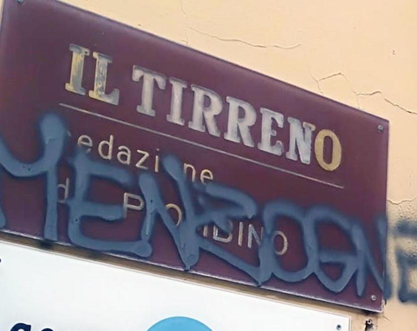 Il dibattito sulla targa del Tirreno imbrattata: «Intimidazioni frutto di un clima di odio e rancore creato a Piombino» 