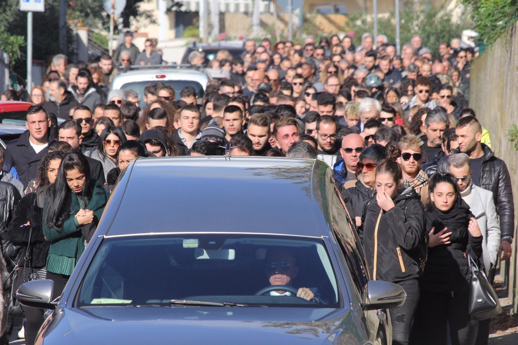 Il corteo funebre (foto Batavia)
