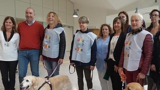 Tre cani per amici in ospedale e i piccoli ricoverati sorridono
