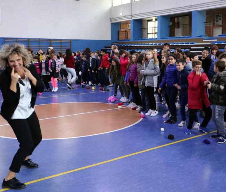 Un abbraccio collettivo per i bimbi di Pontremoli Ecco i “cittadini gentili” 