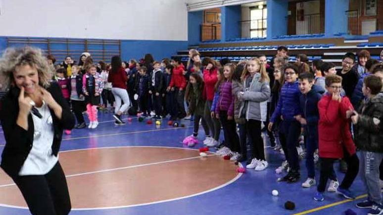 Un abbraccio collettivo per i bimbi di Pontremoli Ecco i “cittadini gentili”