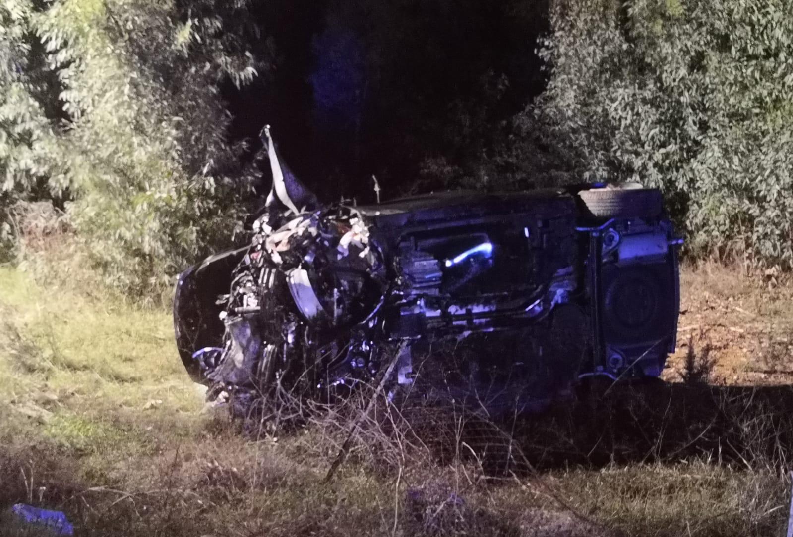 L'auto si ribalta sulla rotatoria, muore un giovane di 35 anni a Villacidro 