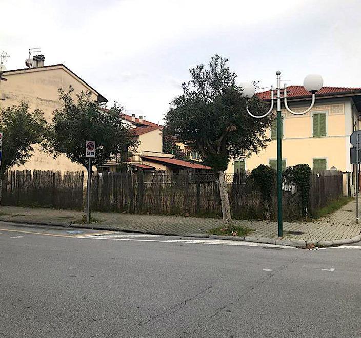 Resterà solo verde all’angolo tra via Matteotti e via Barsanti