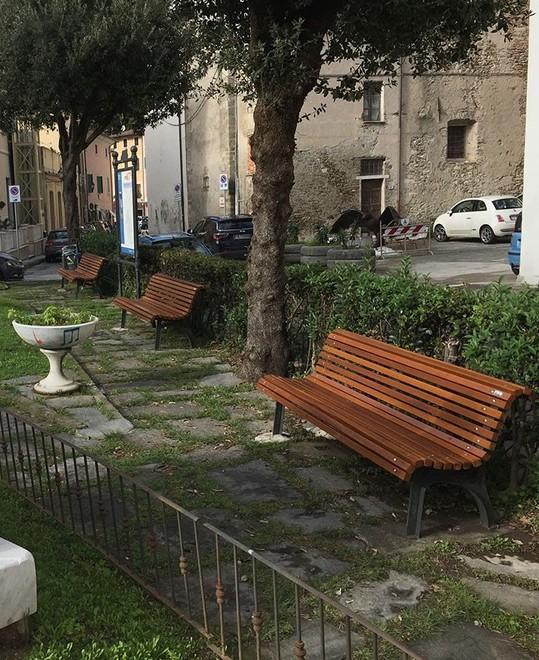 Ecco le nuove panchine nel centro storico