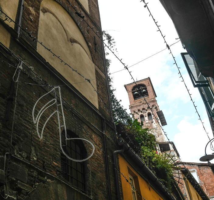 Vetrofanie ai negozi paganti e un misterioso “regalino” 