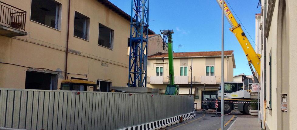 Le ruspe in azione per demolire l’ex biblioteca