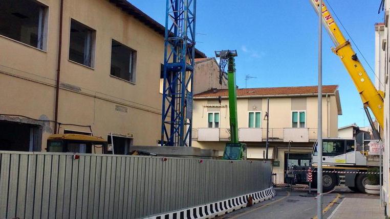 Le ruspe in azione per demolire l’ex biblioteca