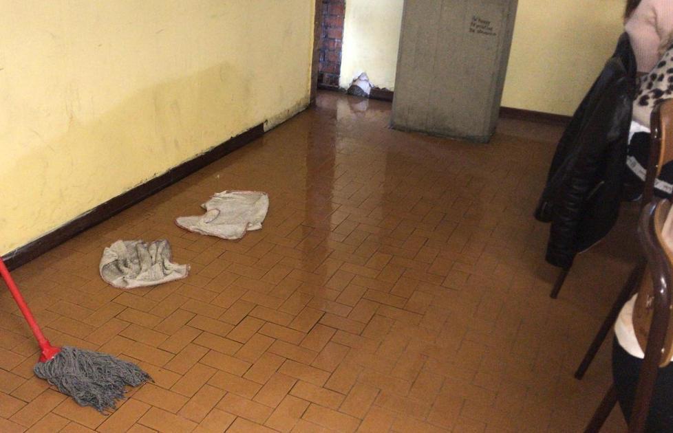 Liceo tra lezioni nei corridoi e aule allagate: è emergenza 