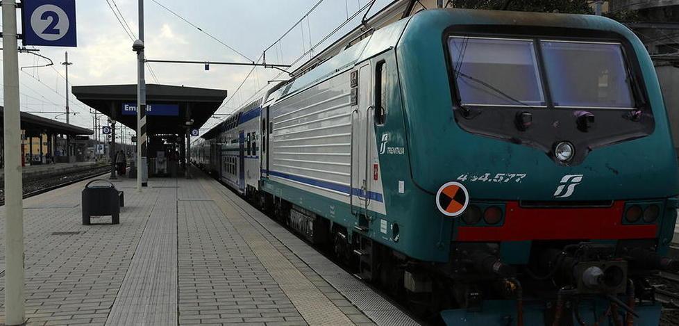 Atti osceni sul treno davanti a una donna: denunciato 28enne 