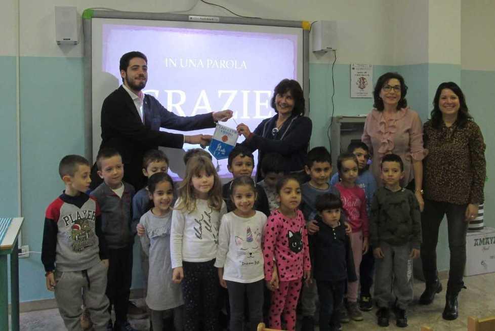 Il Leo club dona ai bambini una lavagna multimediale