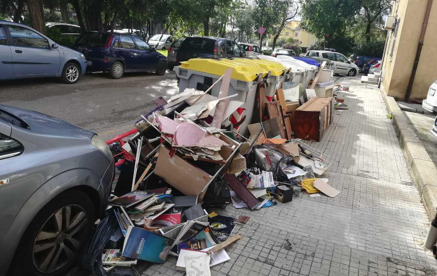 Occupa gli alloggi e getta gli arredi per strada 