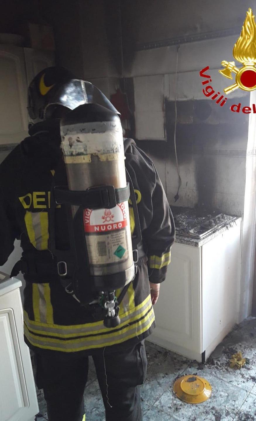 In fiamme una cucina in via Isonzo, soccorsa un’anziana