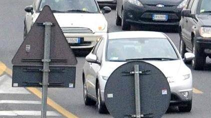 Danneggiati durante la notte i due Velo Ok sul raccordo