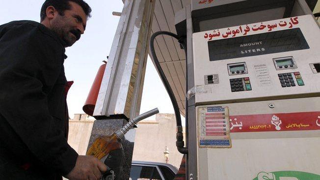 Iran raziona il petrolio e alza prezzi