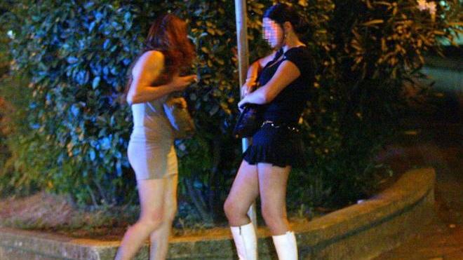 Le lucciole tornano in strada identificate 26 prostitute