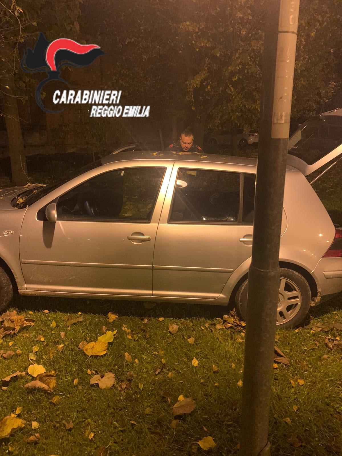 L'auto rubata usata dai ladri in fuga