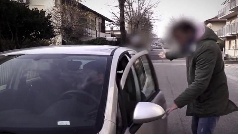 Denunciato 21enne siciliano per la truffa dello specchietto