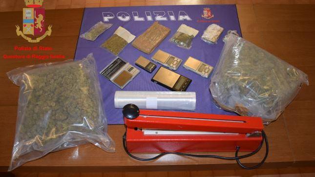 La droga e il materiale per il taglio, sequestrato dalla polizia nel garage di via Medaglie d'Oro a Reggio Emilia