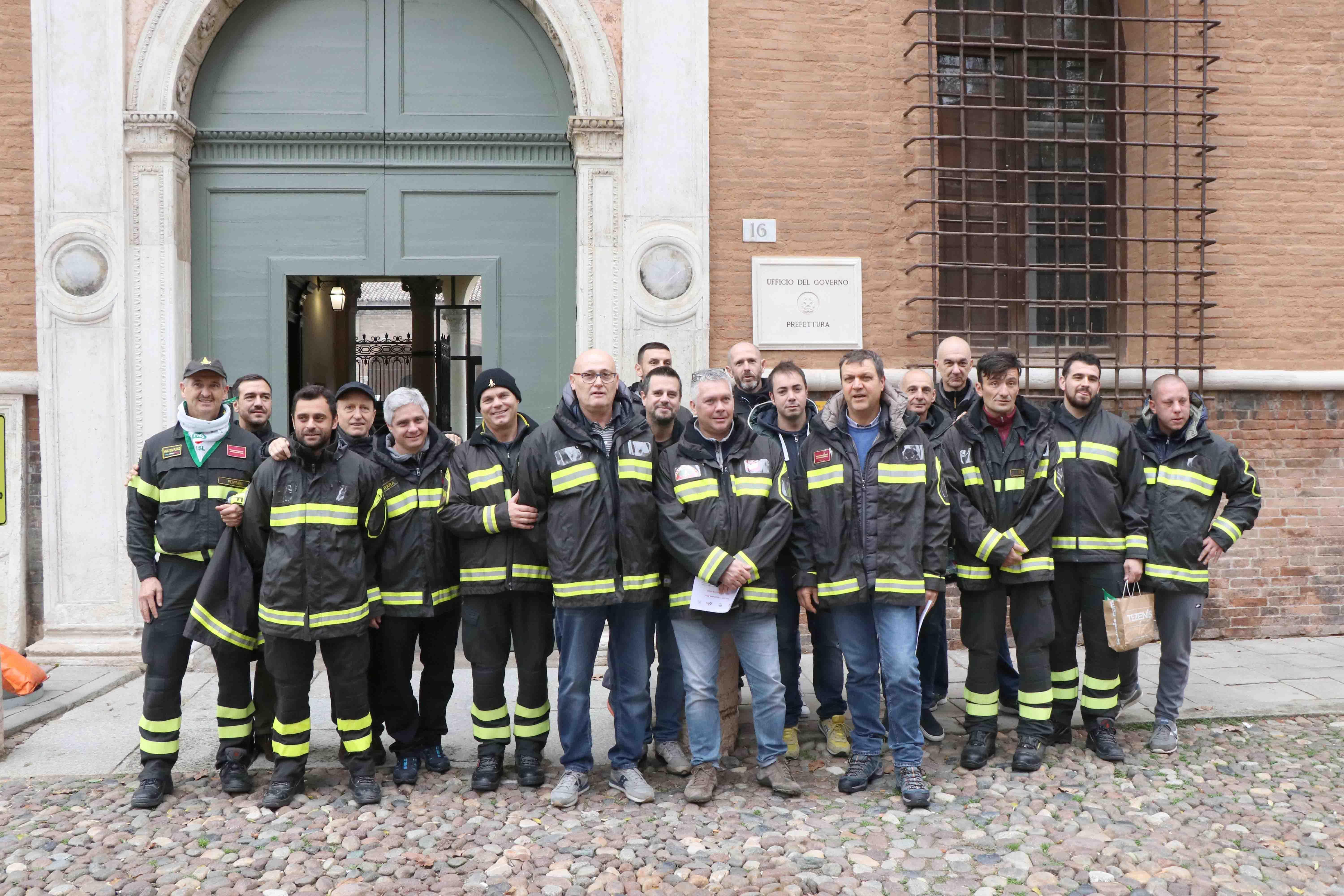 Il presidio dei vigili del fuoco davanti alla prefettura di Ferrara