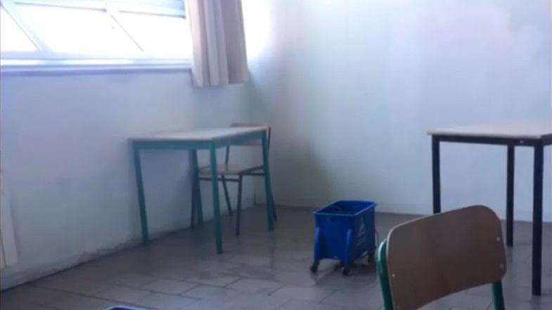 Secchi in un’aula per raccogliere l’acqua che filtra dal soffitto