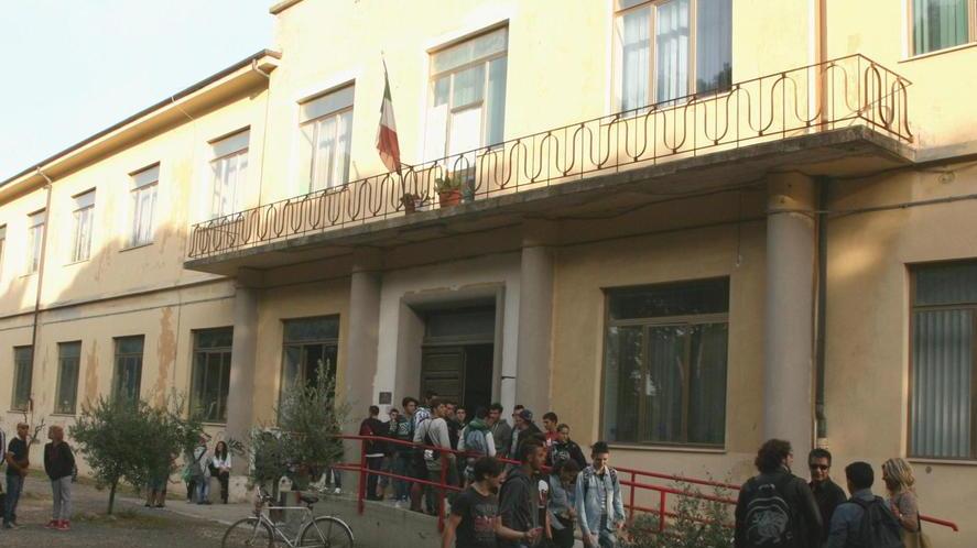 Protestano gli studenti dell’alberghiero «A spagnolo dentro l’aula siamo in 42»