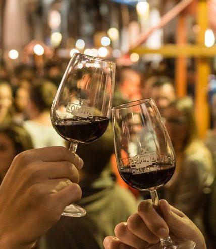 Calici d’autunno Nel centro storico i vini si gustano a passeggio 